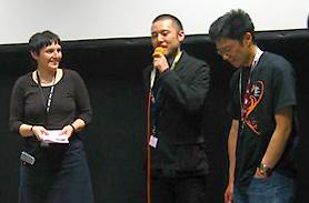上映後、観客からの質問を受ける山田監督（中央）。