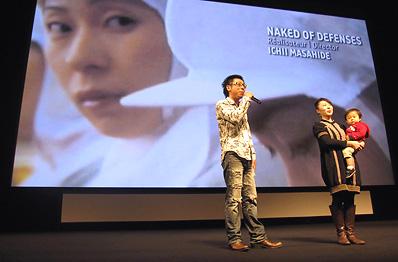 出演者でもある奥様の早苗さんと愛息の颯君とともに市井ファミリーが揃って登壇したドゥーヴィル・アジア映画祭の舞台挨拶風景。